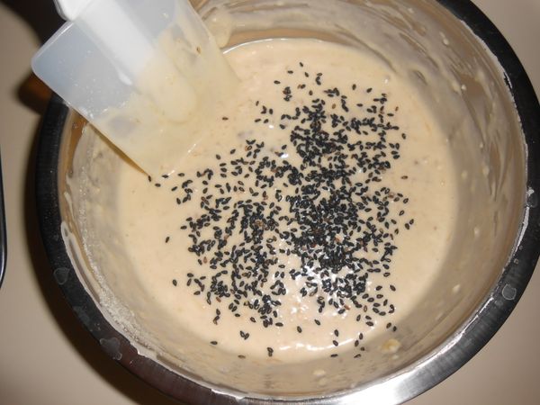 灑上黑芝麻粒拌勻備用。