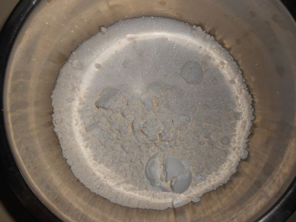 備料。先把材料一放入鋼盆裡。