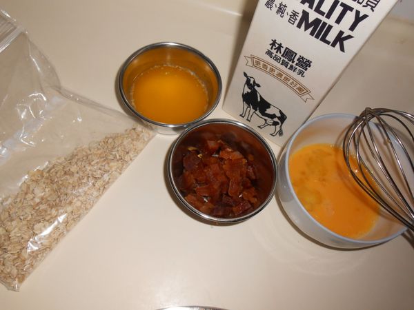 全蛋打散備用。柿餅用菜刀切小丁狀。奶油用電鍋蒸3分鐘(外鍋1/5米杯水)取出攪拌均勻。