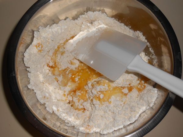 材料一在鋼盆裡拌勻後，依序加入材料二。先加蛋液、奶油拌勻，再加鮮奶拌勻成糊狀。麵糊不用拌太細滑，有一點粗糙感烤出來會比較好吃。