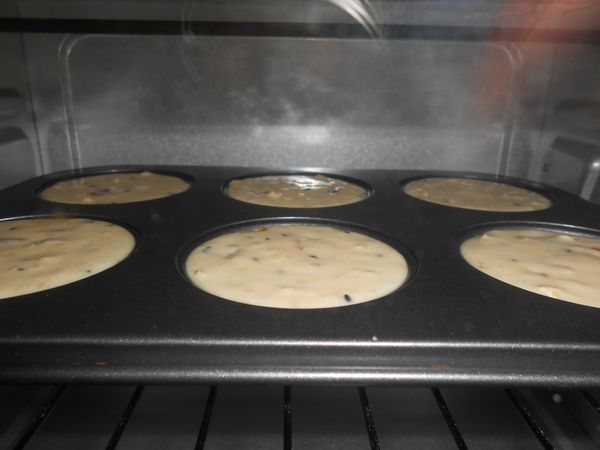 烤箱預熱190度8分鐘。把麵糊分裝到馬芬盤(要記得用紙托，我今天忘了用，這款馬芬比較濕潤沒用紙托不好脫膜)，麵糊裝九分滿左右(裝九分滿的麵糊在烘烤時會有裂痕，不喜歡有裂痕的可以裝少一點)。裝好後在桌上輕震幾下震出麵糊裡的大氣泡，放進預熱好的烤箱190度烤20分鐘，再用180度烤8分鐘。