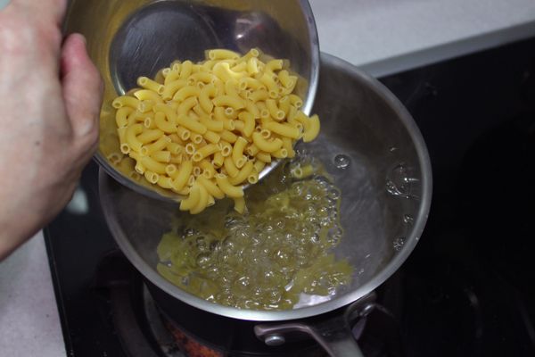 鍋子水滾後放入通心粉，煮到熟。
*每個牌子不同，請以包裝上所寫的建議烹煮時間為主喔！