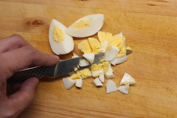 煮好的雞蛋切丁。