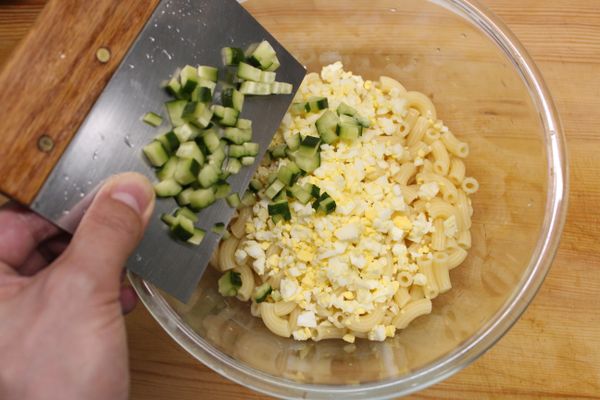 通心粉沖水冷卻後裝進碗裡面，放入切丁的雞蛋、小黃瓜。