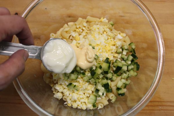 放入美乃滋、優格、黃芥茉籽醬。
*建議可以加入較多的優格代替大量美乃滋，一樣有溫和的酸味！3種材料的比例可依個人喜好自行調整喔~