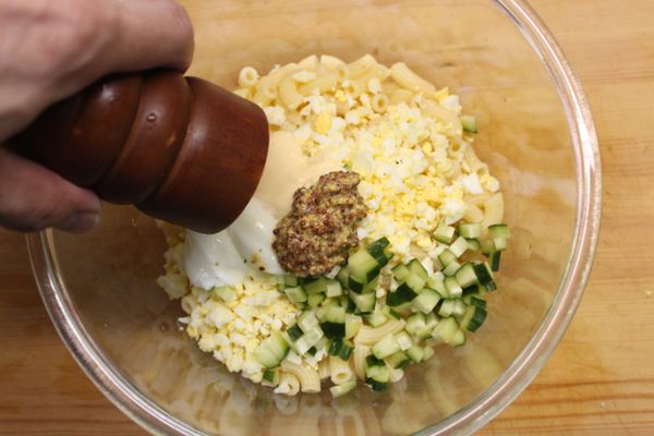 加入鹽巴、黑胡椒調整味道。