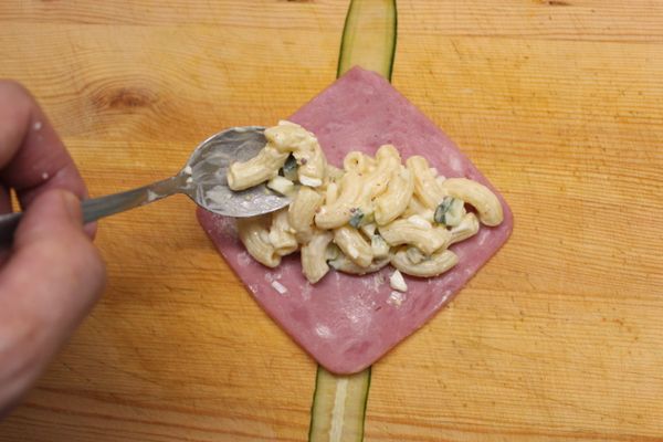 放上準備好的通心粉沙拉。