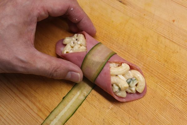 把火腿捲起來，同時用小黃瓜片來固定形狀。
*早餐時配麵包類一起吃或裝進便當盒外帶食用也非常適合喔！