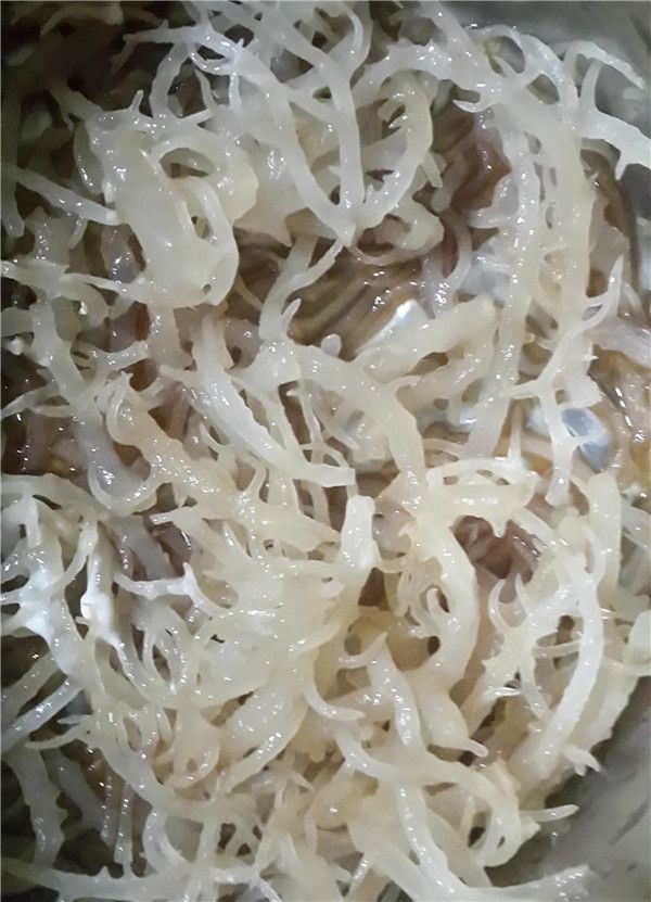 倒入味醂、醬油、鹽、糖醃製五分鐘