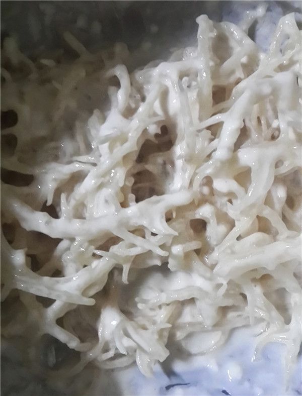 麵粉和水製成麵糊，將珊瑚草倒入沾裹均勻