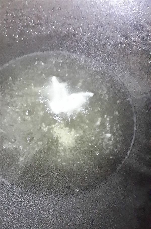 起一油鍋熱油，將珊瑚草往熱油鍋上炸十秒鐘翻面