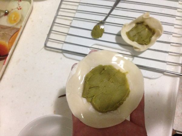 抹上喜歡的果醬　　　　　　　　　　　　　　　
邊緣沾水　　　　　　　　　　　　　　　　　
(可以花生+巧克力)　　　　　　　　　　　　　　
(奶油+蔓越莓or堅果)