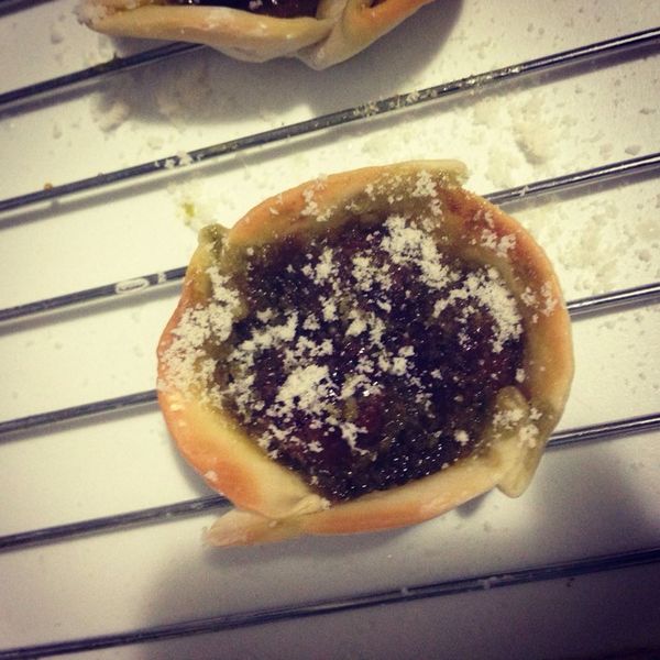 烤箱180度烤10分鐘　　　　　　　　　　　　　
(一個人烤箱不同)　　　　　　　　　　　　　　　
烤出來後灑上糖粉 完成