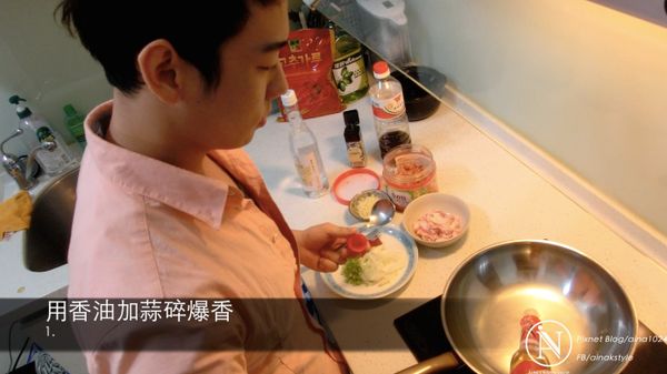 步驟都寫在照片裡囉！
為什麼用香油 不是 一般的 沙拉油??
其實 也是因為 能讓湯汁裡 殘留著 芝麻香 會更下飯 更美味喔 XD
