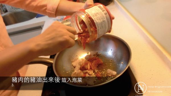 豬油能讓 泡菜變得更香 更能釋放 泡菜的甜味 ，除此之外 也能讓 原本已經很酸的泡菜，酸味能減少一些喔