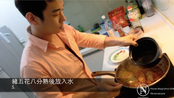 豬肉呢 煮到八分熟 放入水在加入 剩下配料 滾到全熟的原因 很簡單啦!