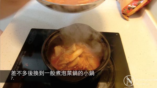 瓷鍋 能夠 持久的 保溫 !!  另外一方面 其實 也是個 具有 韓國代表性的 湯專用容器囉 哈哈