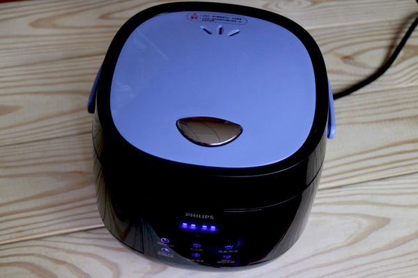 1.	『微電鍋』=『小電鍋』。非常適合小家庭或單身族。具備相當強大的烹調功能：米飯 / 煲湯 / 煮粥 / 燉品 / 優格 / 鍋巴，可以輕鬆烹調各式料理。
亮麗外觀更具加分效果，一體成型的鏡面外殼，紫與黑的時尚配色，讓人一眼就愛上它！
後上方特殊保濕微壓設計，可最大限度保濕，保留食物原味和最佳口感