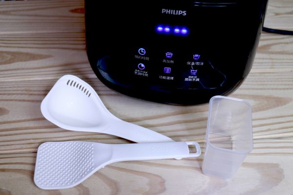 超愛數位觸控面板，只要手指移到所需的選項，靠感應就能靈活操控。
具備五種貼心功能：預約時間、烹調時間、再加熱、功能選擇、保溫/取消，還可自由調整烹調時間，CP值超高！
還有貼心的附贈小工具。