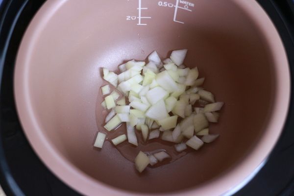 放入少許油，先炒香洋蔥，溫度沒有瓦斯爐那麼高，可放心使用。