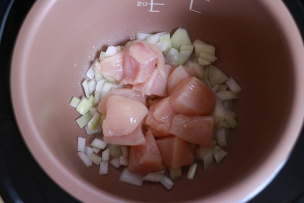 接著放入雞胸肉翻炒。