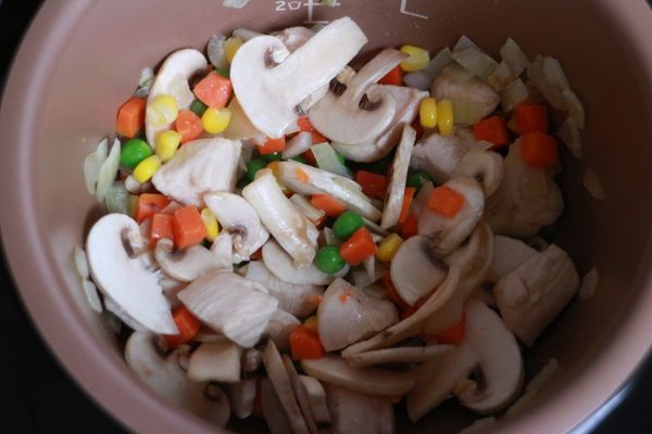 再放入所有蔬菜類，稍微翻炒一下。