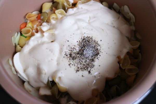 加入乾燥貝殼麵、水、巧達醬、鹽及黑胡椒。