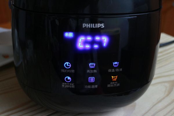 先選擇『取消』將原先『再加熱』未使用完的時間歸零，接著選擇『功能選擇』裡的『米飯』功能，開始進行一鍋到底的義大利麵烹調。