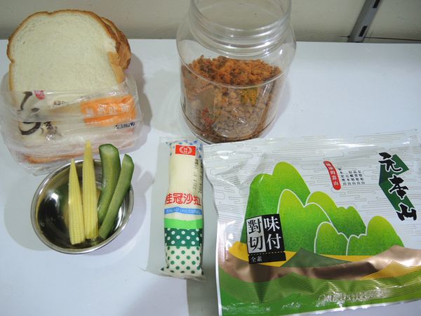 準備材料，玉米筍和小黃瓜洗淨，用滾水燙熟待涼備用