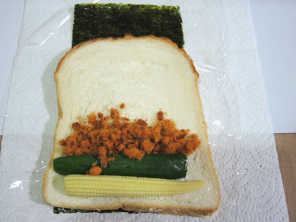 擺上玉米筍、小黃瓜和肉鬆