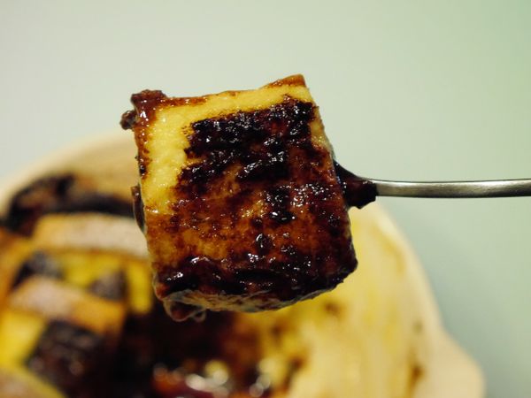 趁溫熱時灑些糖粉品嘗 , 還沾有濃郁的融化巧克力 , 十分美味喔 !