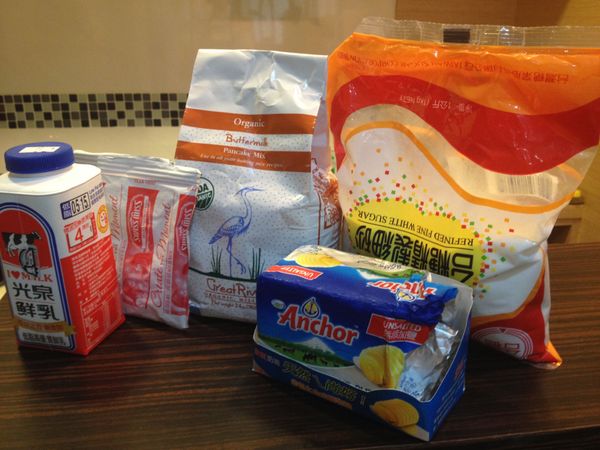 準備食材，奶油置於室溫中軟化，利用料理秤個別秤出所需重量。(圖中準備的牛奶可加可不加，這次的餅乾麵團最後沒有加牛奶喔~)