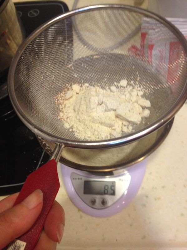 將鬆餅粉過篩備用。