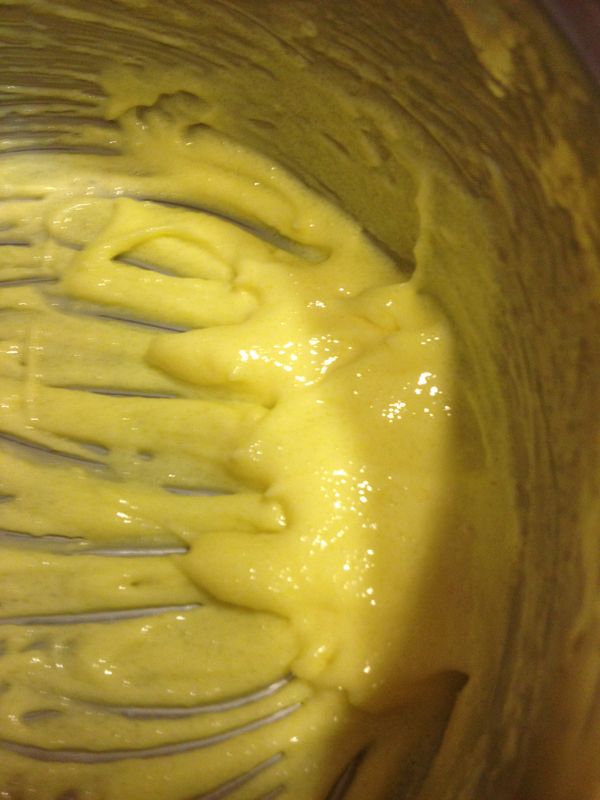 軟化的奶油加入糖攪拌均勻，打至顏色略白。