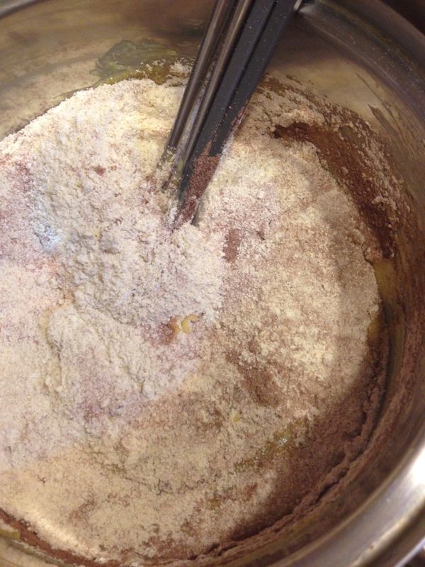 加入過篩後的鬆餅粉及可可粉，與奶油一同攪拌。