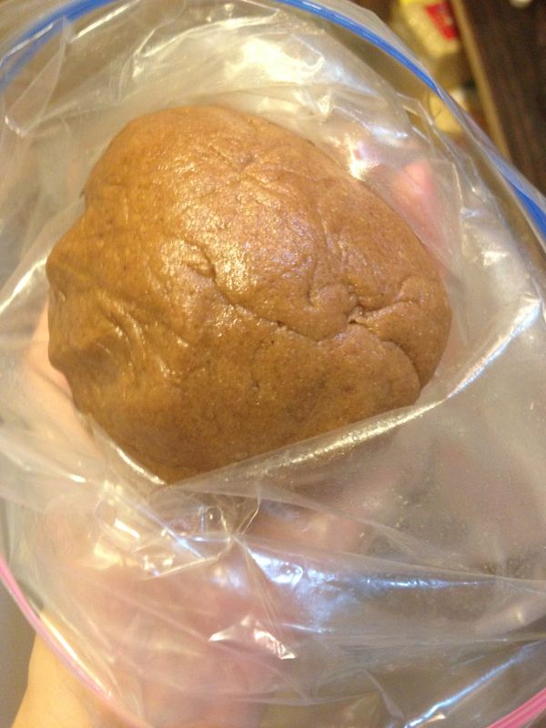 將麵團放入保鮮袋或塑膠袋中，放入冰箱冷藏50分鐘。