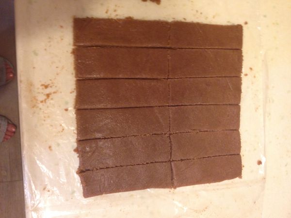 取出冷藏後的麵團，桿平並切割成方塊形狀。