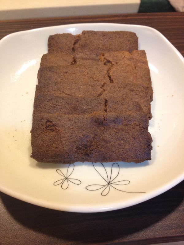 烤箱預熱，餅乾鋪排於烤盤及烘焙紙上，每塊餅乾之間記得留約2公分的空隙。烘烤時間15分鐘，因為是小烤箱，建議前10分鐘以鋁箔紙蓋在餅乾上面以免烤焦，最後5分鐘再拿掉鋁箔紙讓餅乾表層上色。