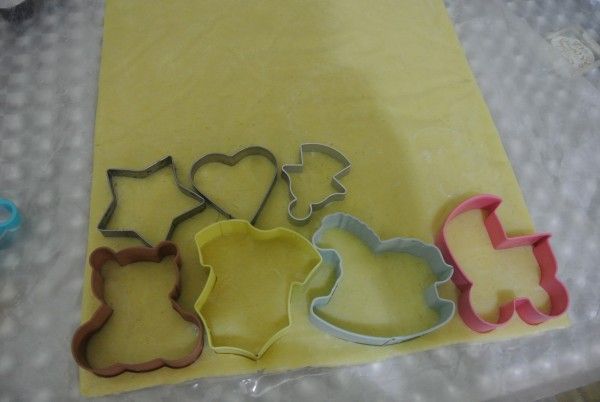 Step 1
麵團材料混合均勻
把麵團桿平
用可愛的模子壓出你要的形狀