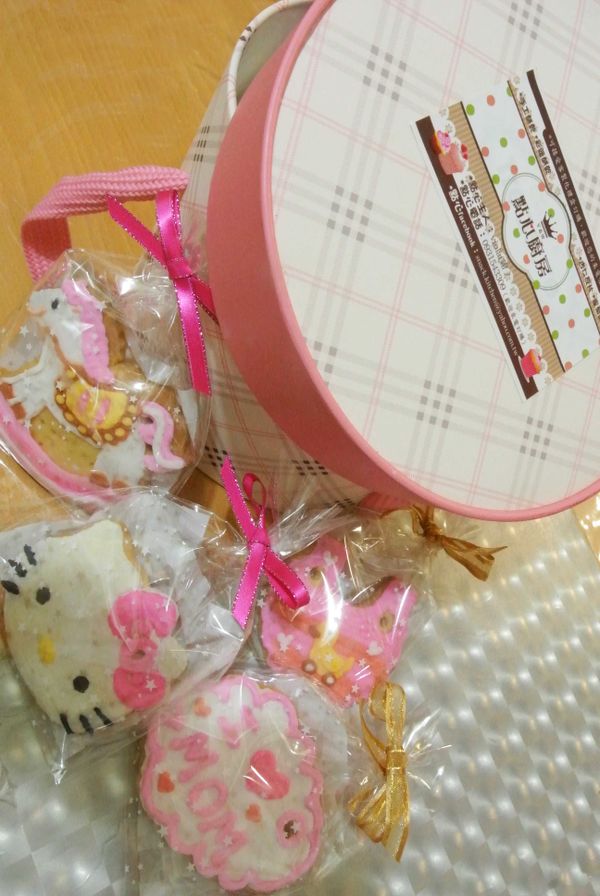 餅乾易碎，還是要找個美美的盒子裝好，才不會浪費了你的心意喔！