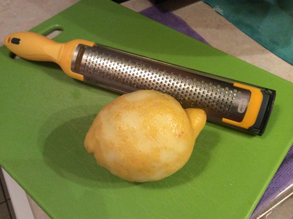 如果有檸檬刮皮器，此時將些許檸檬皮刮進果汁機裡。 檸檬皮上的檸檬油是檸檬汁順滑好喝的關鍵。