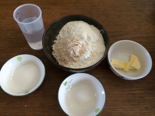 先將全麥土司所需要的材料都先準備好。