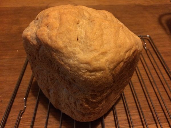 將做好的全麥土司放涼。