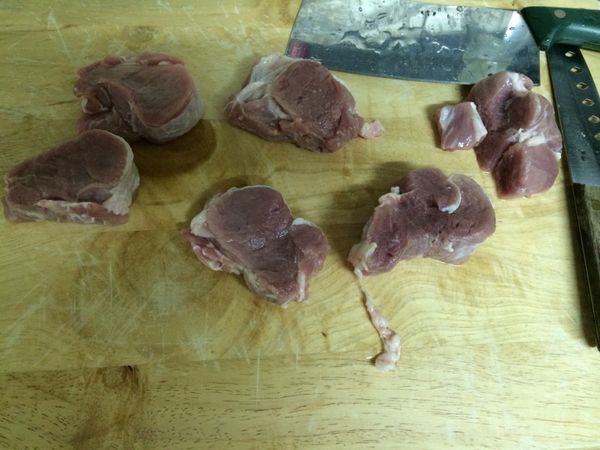 將筋切斷，並且把肉排拍散，用少許的鹽和黑胡椒醃一下。