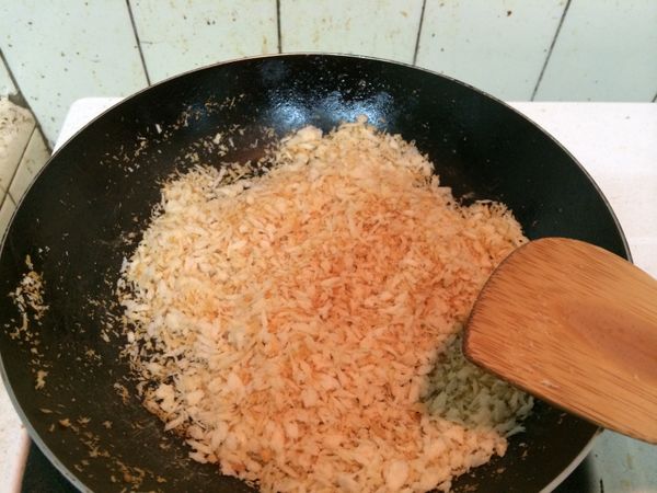 麵包粉均勻噴上少許的油小火拌炒到呈現金黃色。