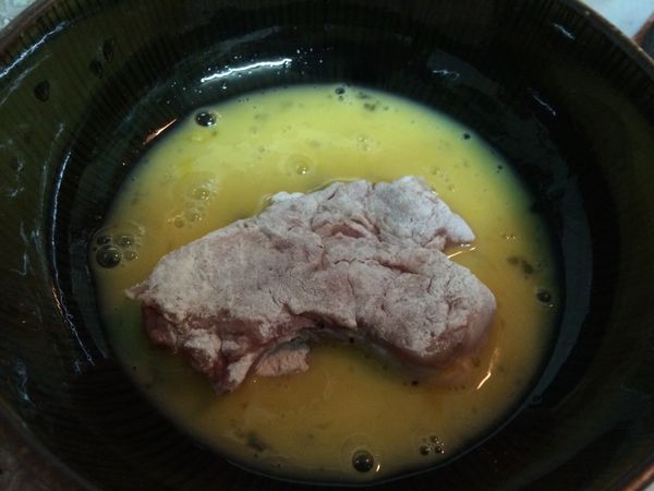 放入打散的蛋液裡面，均勻裹上蛋汁。