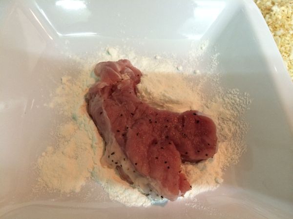 將豬排均勻沾上薄薄一層高筋麵粉。
