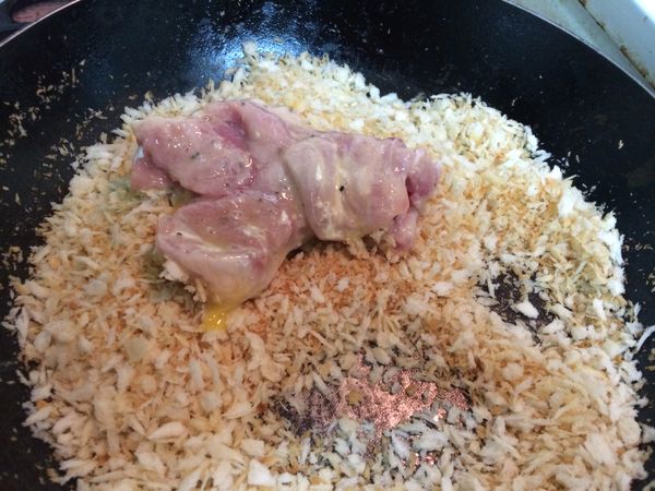 均勻裹上炒過的麵包粉。