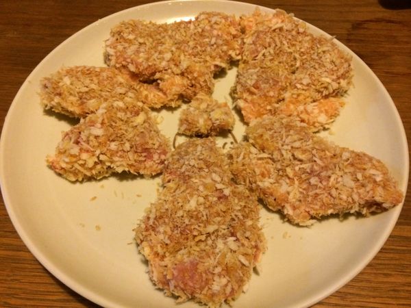 將裹好炸粉的豬排靜置一陣子，讓麵包粉充份的吸收蛋液，麵衣就不容易脫落。
放入烤箱200度烤約25分鐘，記得要視豬排厚度來調整時間喔。