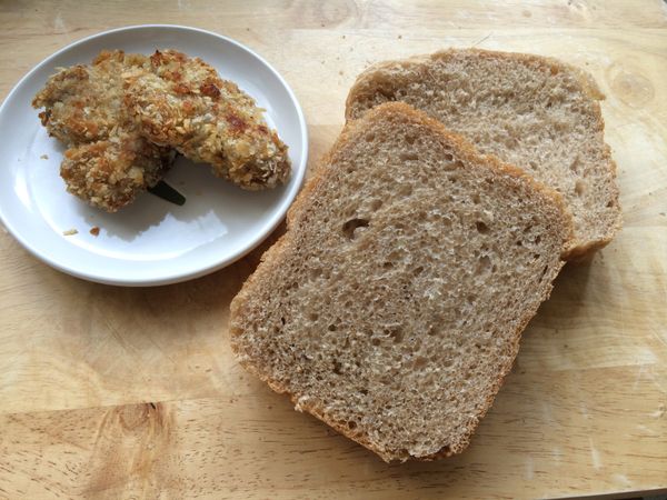 將烤好的豬排和切片的全麥土司準備好。